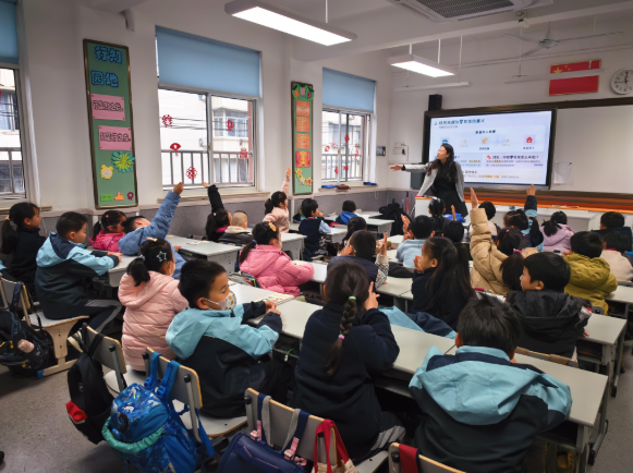 在学生们心中播下理性消费尊重劳作与规划未来的种子